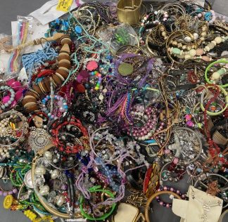20lbs Bulk Vintage to Now Costume Wearable Women Jewelry Necklace Earrings & etc