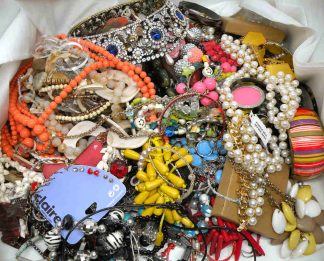 20lbs Bulk Vintage to Now Costume Wearable Women Jewelry Necklace Earrings & etc